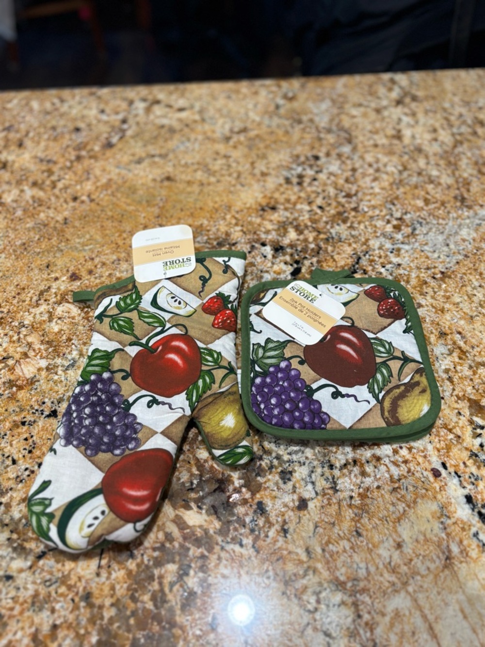 Green Fruit-Print Oven Mitt and Pot Holder Set